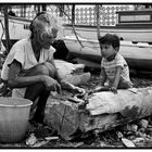 Abuela pelando el pescado, Boca del Rio Margarita Venezuela