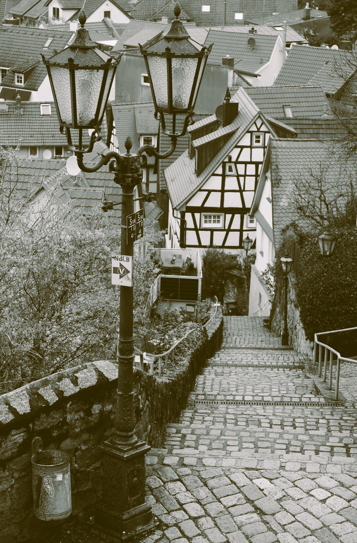 --- abwärts in die Altstadt von Zwingenberg
