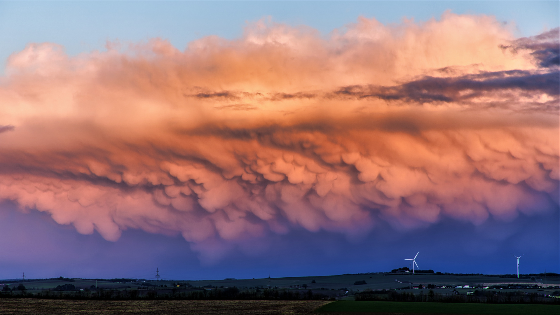 Abziehende Gewitterwolke bei Sonnenuntergang