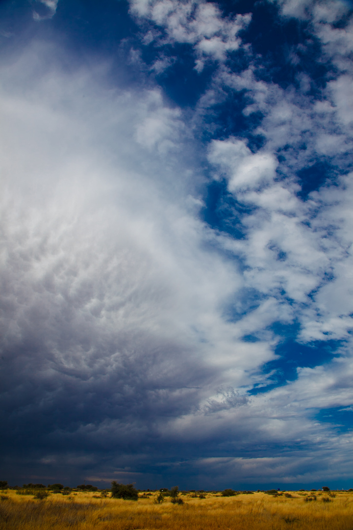 Abziehendes Gewitter und Regenband in Namibia