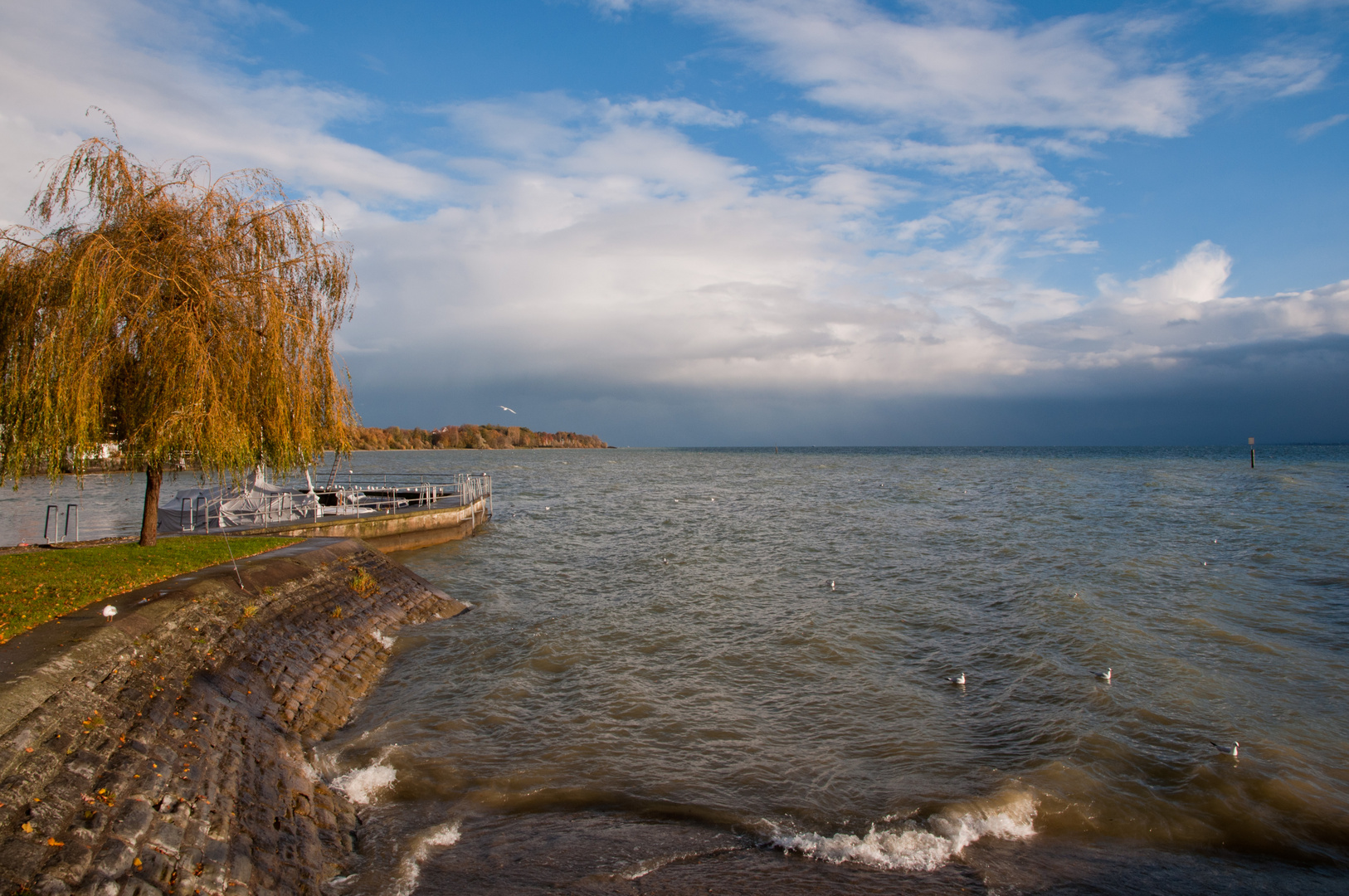 Abziehendes Herbstunwetter am Bodensee