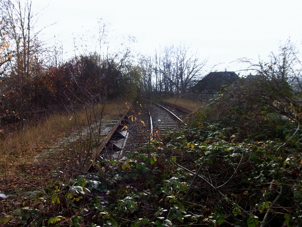 Abzweig und Bahnsteig in Wuppertal-Wichlinghausen....