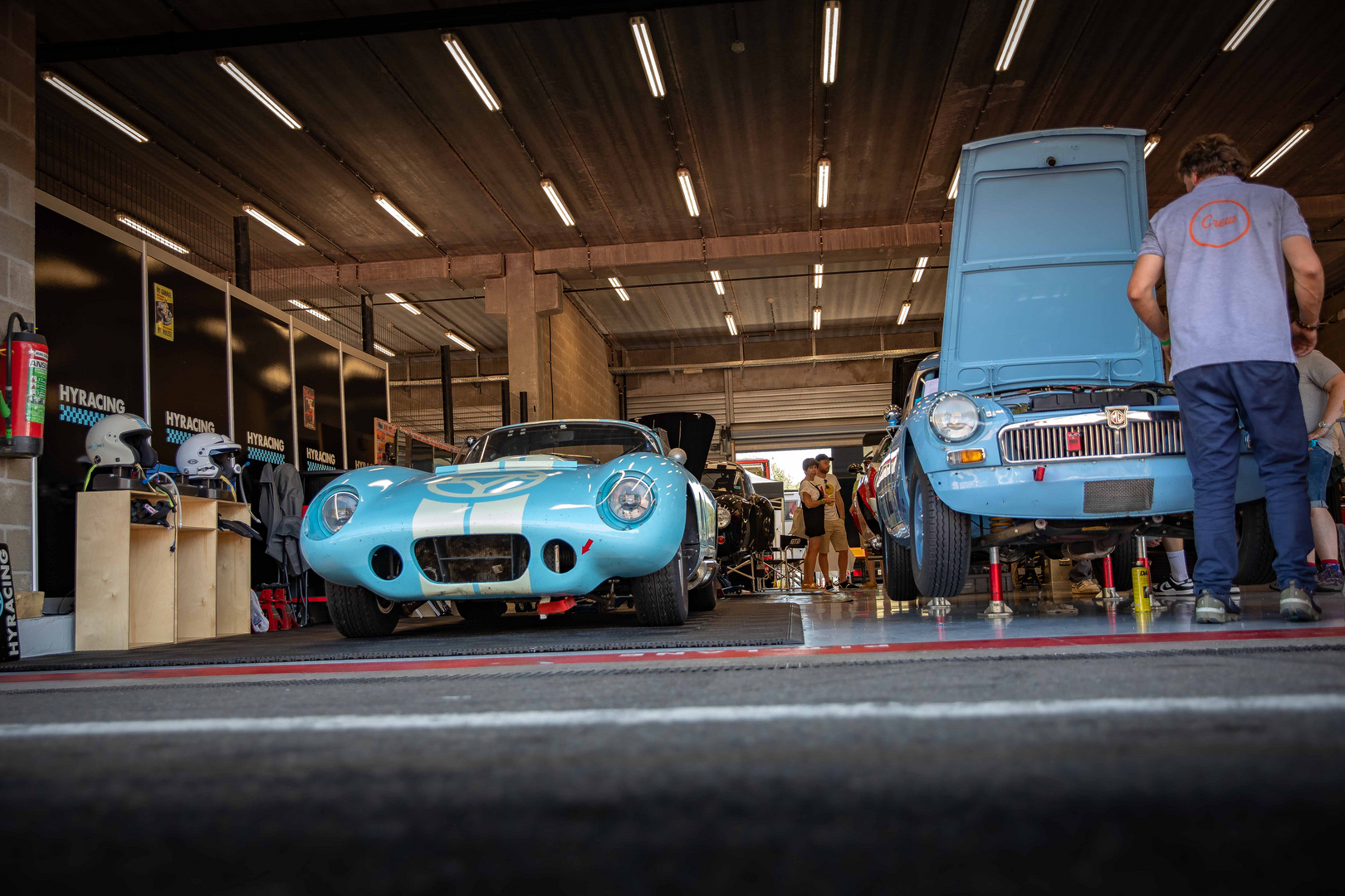 AC Cobra Daytona Coupé und MGB in the pits.