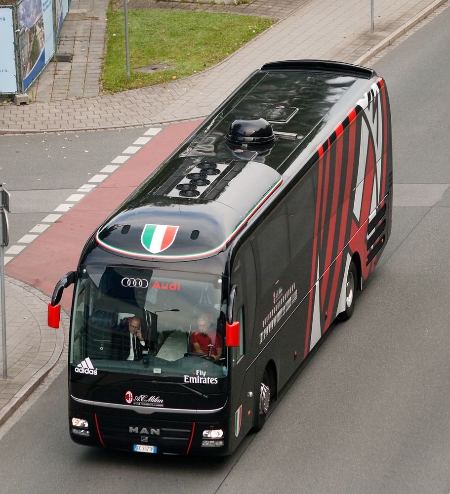 AC Mailand Mannschaftsbus am Flughafen in Nürnberg