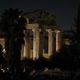Nachts am Fue der Akropolis