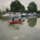 ...accarezzando l'acqua...