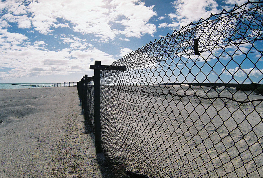 Acces denied: Electrified fence on Shell Beach