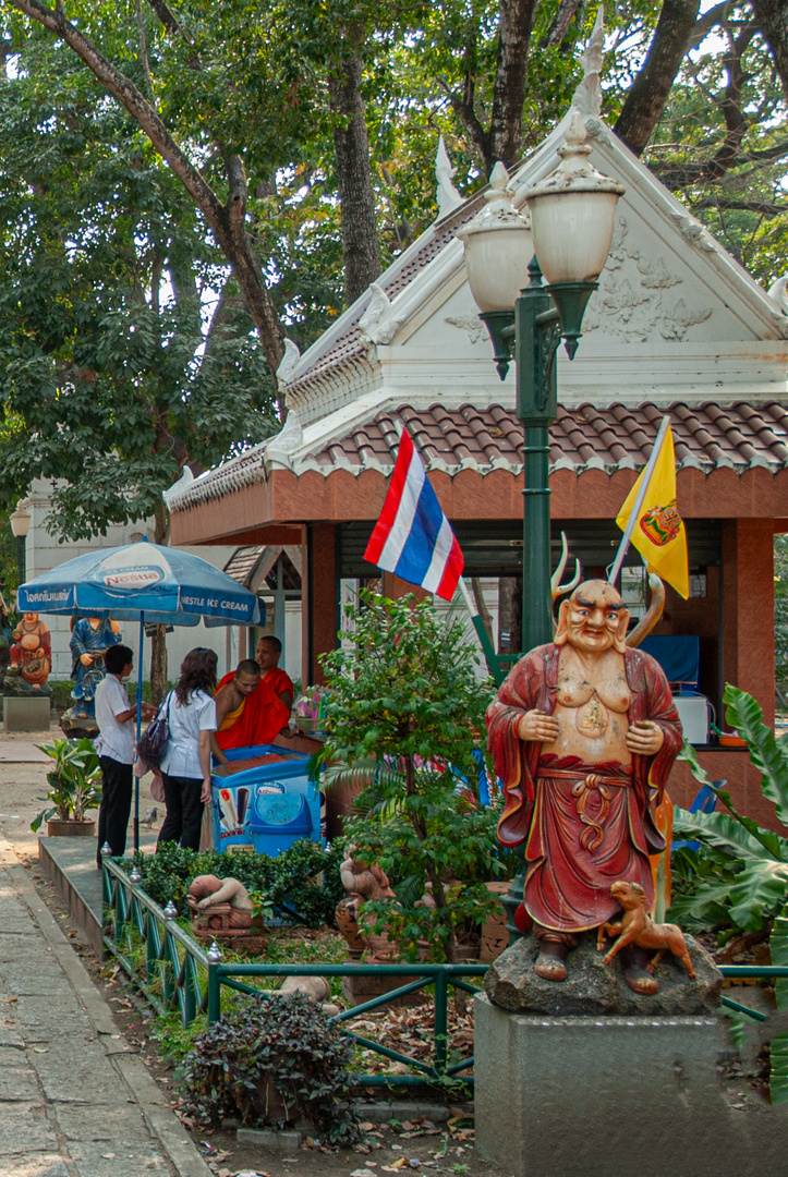Access to Wat Chaloem Phra Kiat Worawihan
