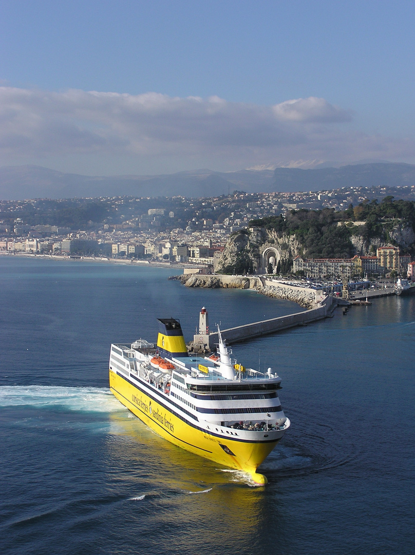 Accostage du ferry corsica-sardinia dans le port de Nice