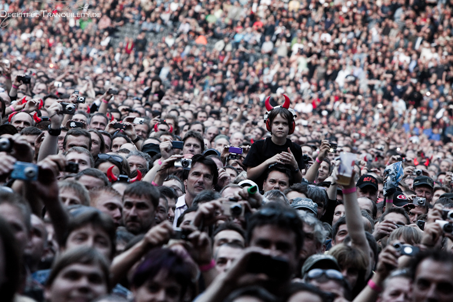 AC/DC audience II