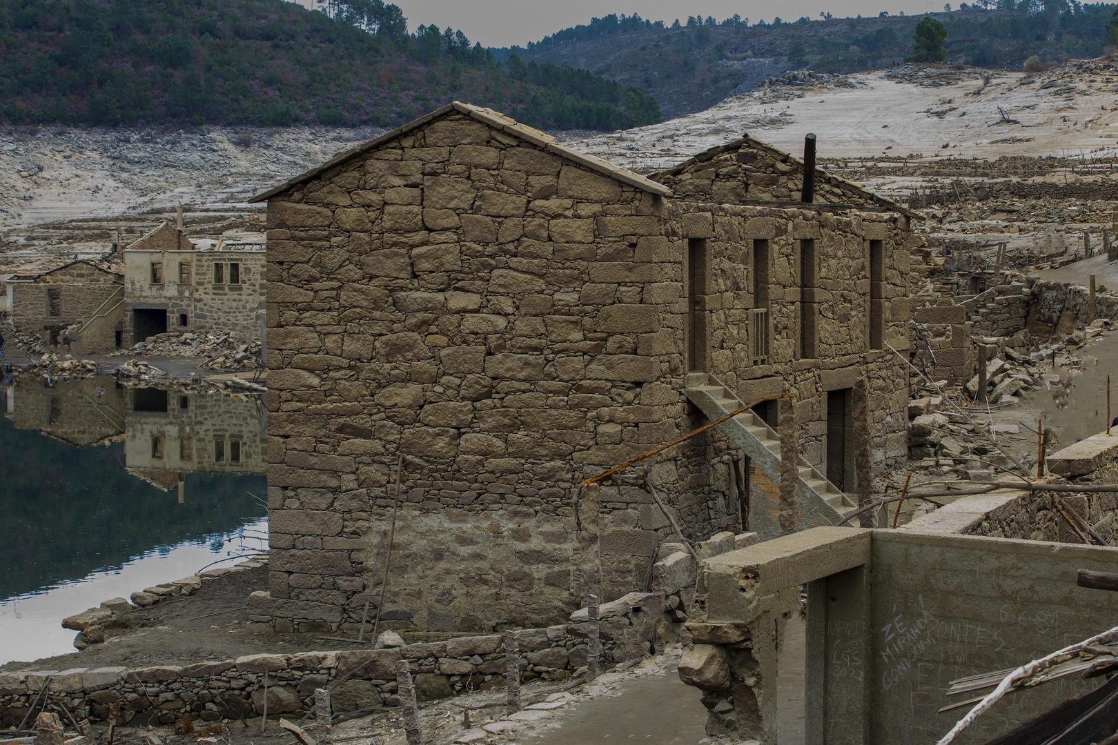 ACEREDO LA ALDEA QUE SURGIO DEL FONDO DEL EMBALSE