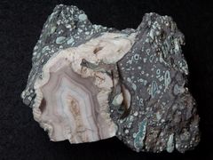 Achat in Tholeiitholivinbasalt aus Island