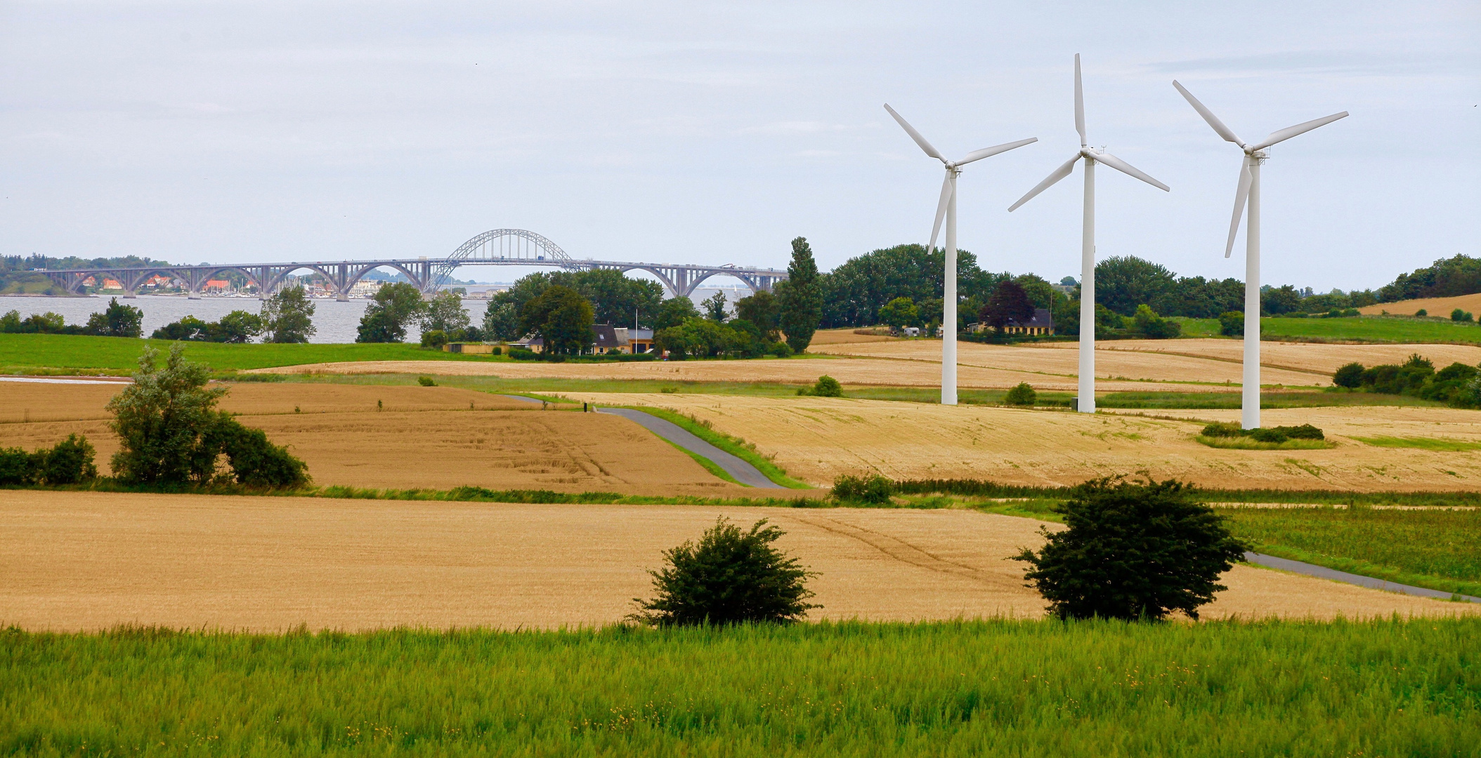 Acht Bögen, drei Windmühlen und ein Hügelgrab