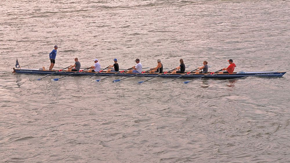 Achter mit Steuermann eines Bonner Rudervereins beim Abendtraining.