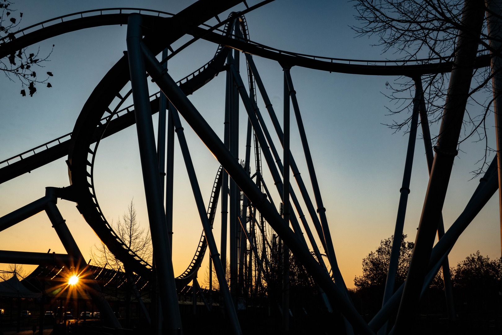 Achterbahn Blue Fire im Europapark zur Blauen Stunde