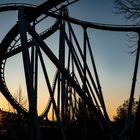 Achterbahn Blue Fire im Europapark zur Blauen Stunde