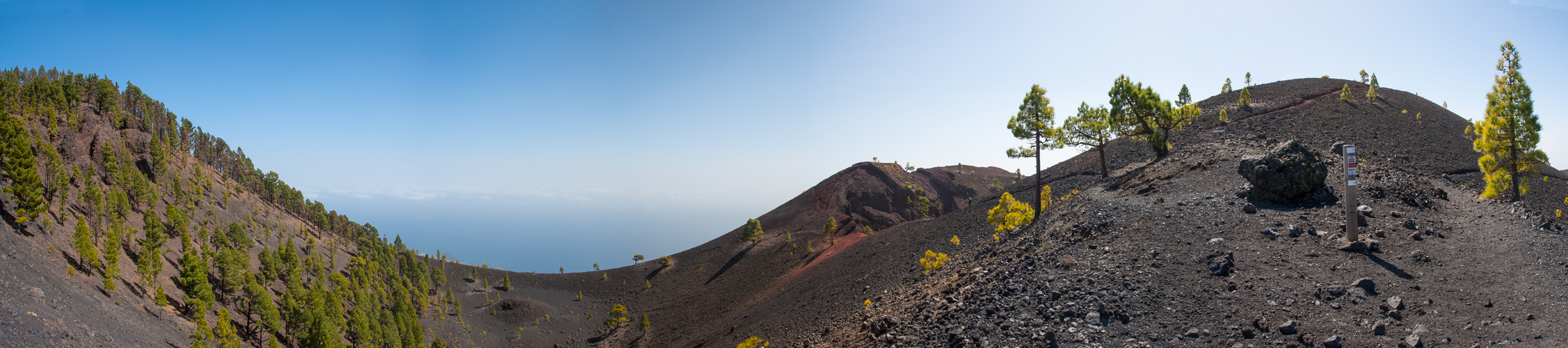 Achterbahn-Landschaft mit Blick aufs Meer und den Volcan de Martin (La Palma)