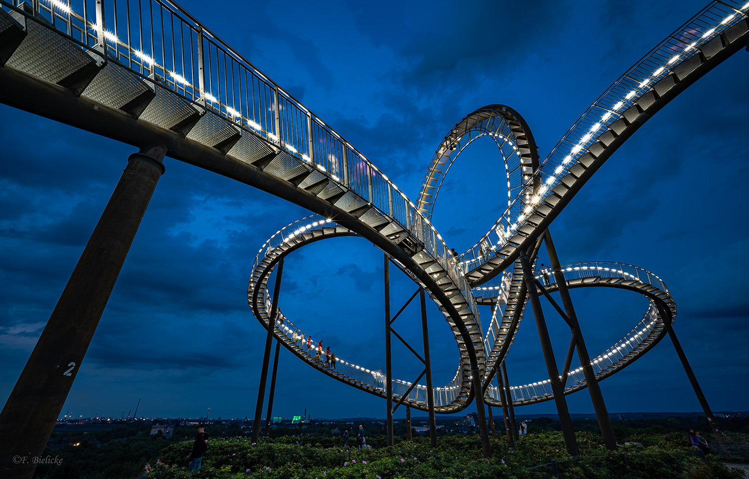Achterbahnfahrt ins Blaue