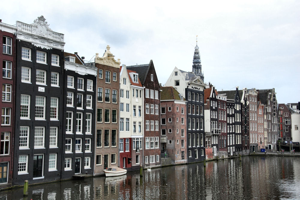 Achterkant van de Warmoesstraat in Amsterdam