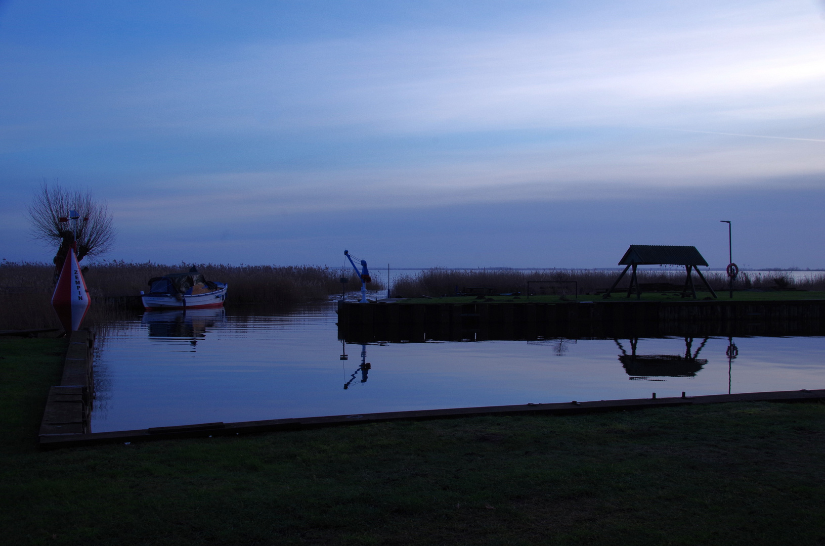 Achterwasserhafen zur blauen Stunde