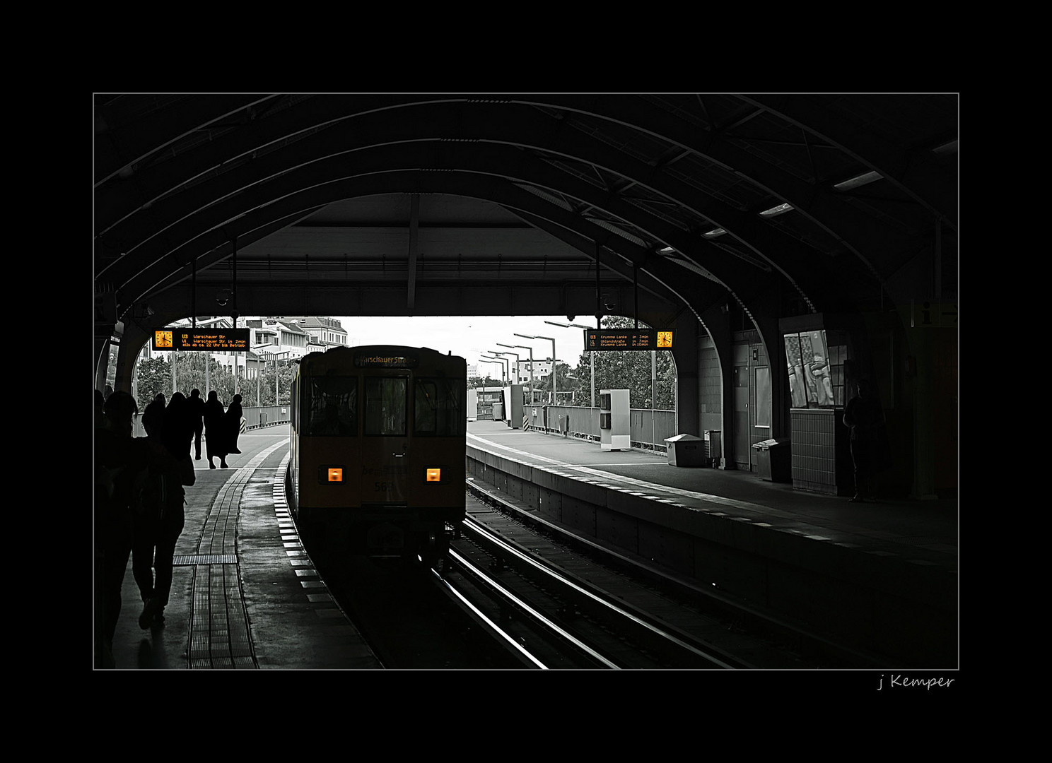 - Achtung am Bahnsteig ... -