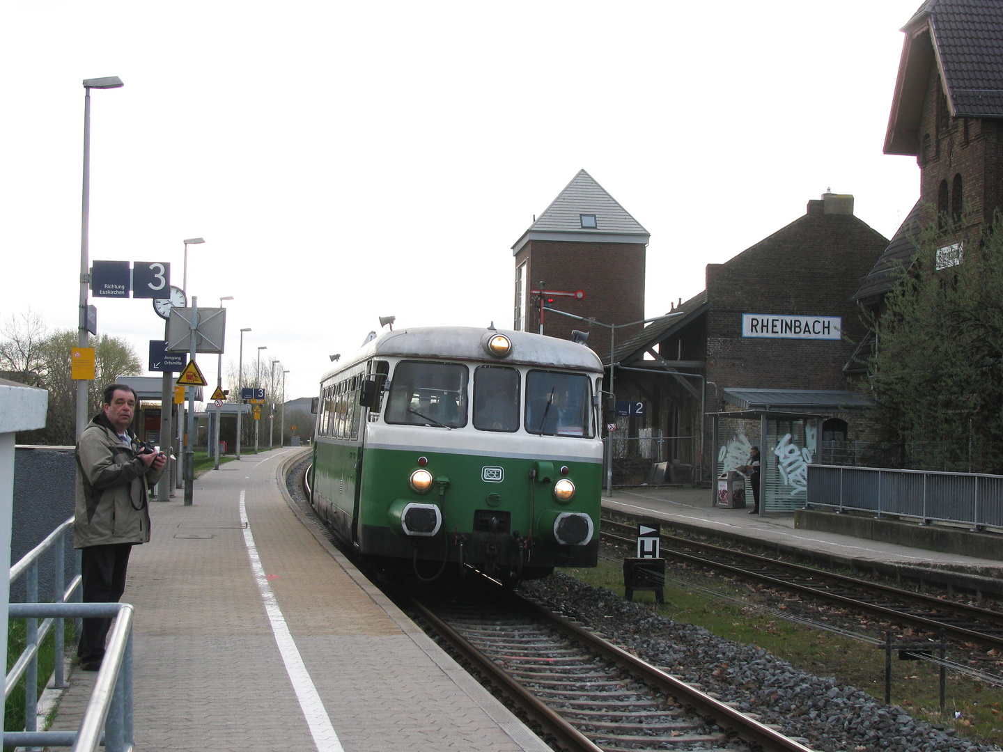 Achtung auf Gleis 3 fährt ein Zug durch!