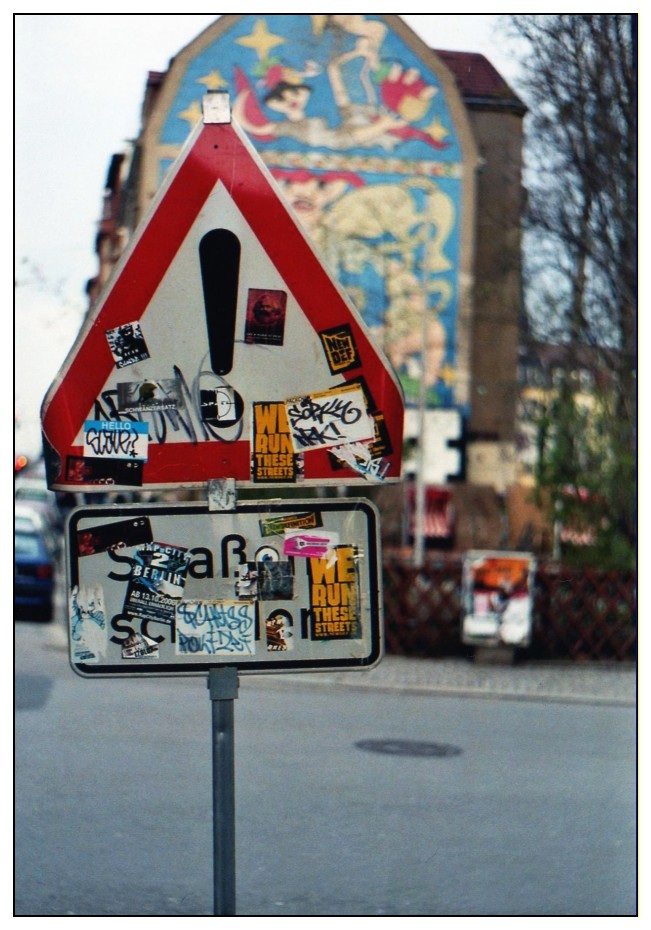 achtung, kaum erkennbare straßenschäden