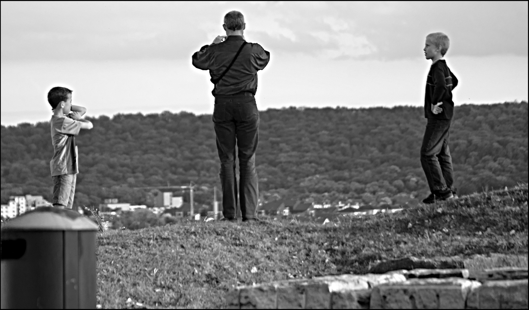 Achtung. Papa fotografiert die Landschaft.