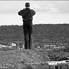 Achtung. Papa fotografiert die Landschaft.