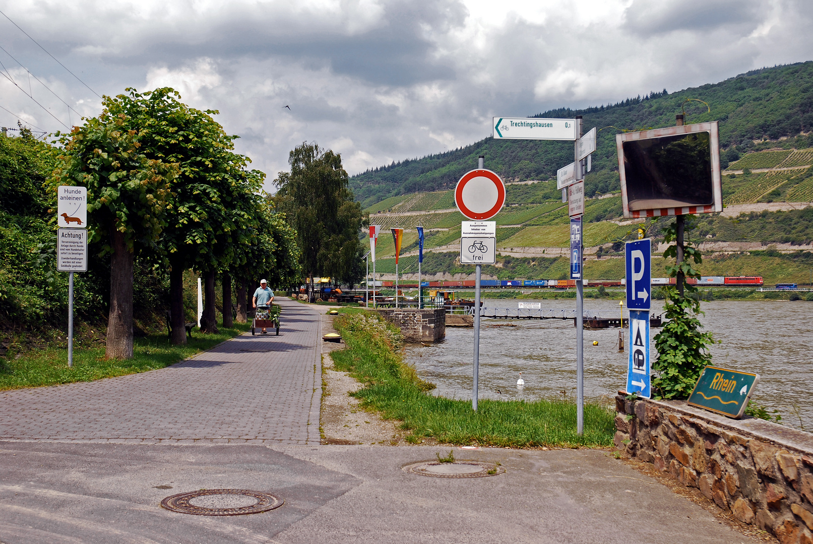 * Achtung! * Rhein! * Anleinen! * Parken * Frei * Verboten *