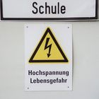 Achtung!!! Schule!!! Hochspannung!!! Lebensgefahr!!! ;-)