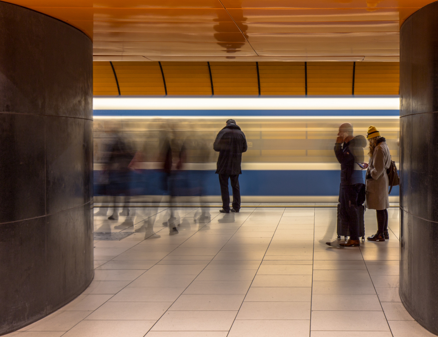 Achtung U-Bahn fährt ein....