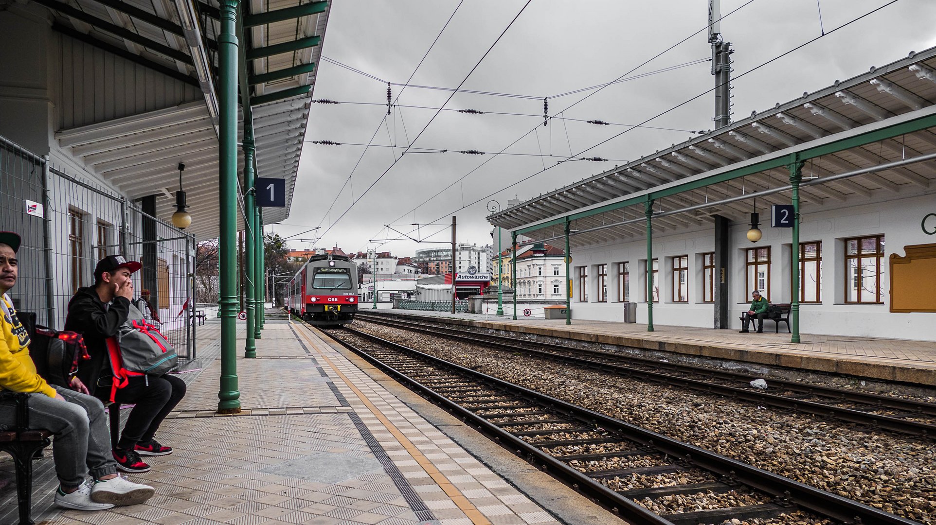 Achtung! Zug nach Handelskai fährt ein!