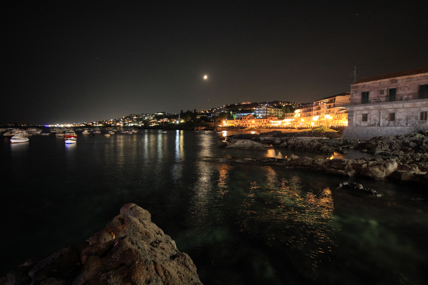 Aci castello la sera