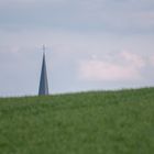 Acker mit Kirchturmspitze