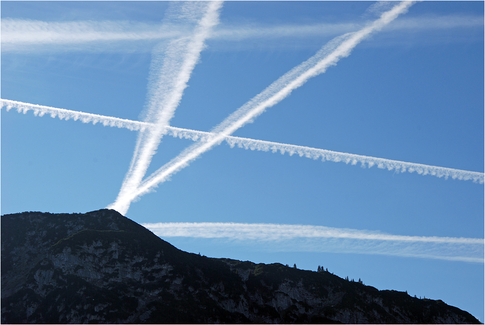 Ackermanns Abschied mit dem Victory-Zeichen auf den Himmel projiziert ?