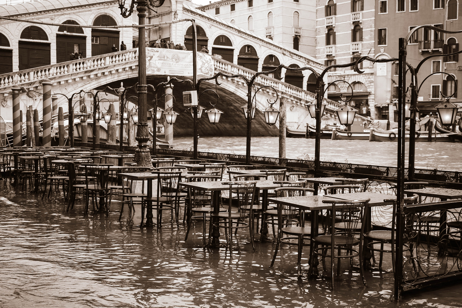 Acqua alta vor der Rialto Brücke