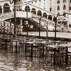 Acqua alta vor der Rialto Brücke