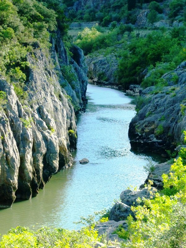 ACQUA CHETA FRA LE ROCCE