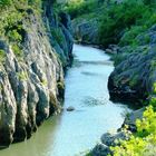 ACQUA CHETA FRA LE ROCCE