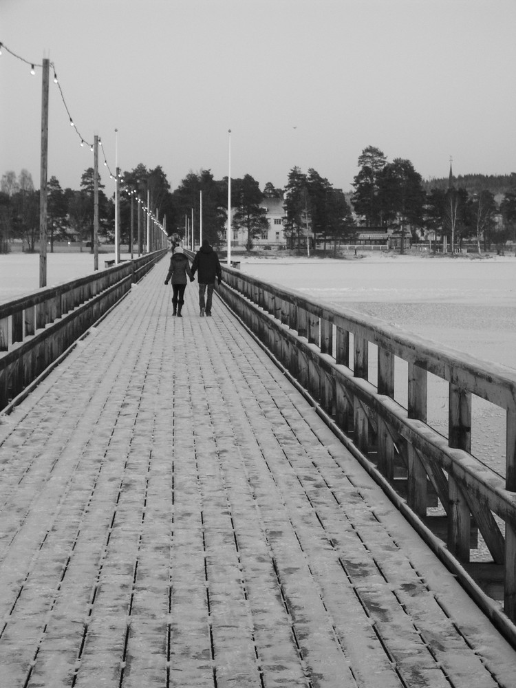 across the bridge von Yunus Finn 