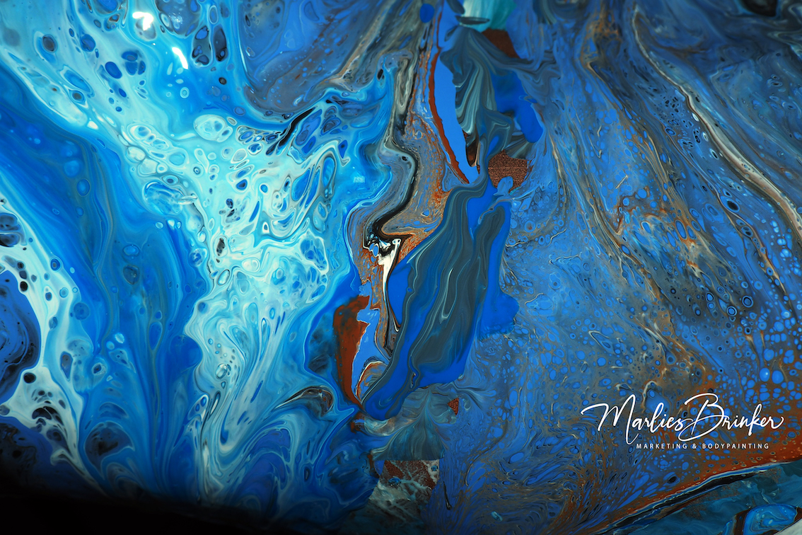 Acryl-Pouring-marlies-Brinker-bodypainting- fotoshooting-bunt-blau-horse-peinting00002