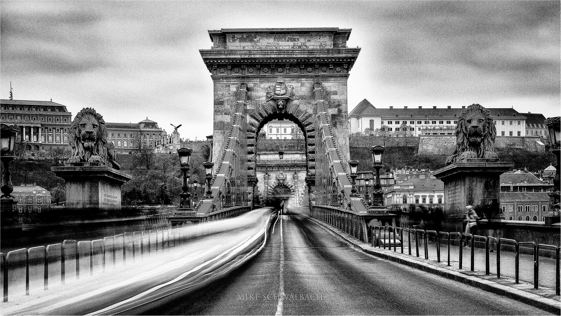 Action auf der Kettenbrücke