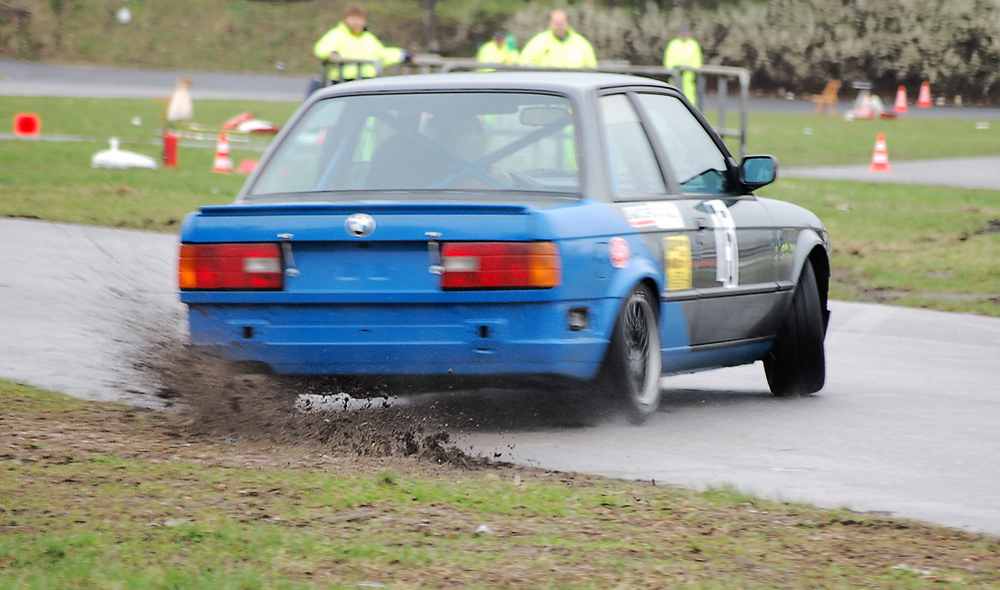 Action beim Slalom - BMW 320iS E30