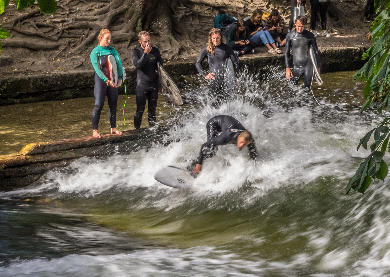 Action in der Eisbachwelle