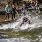 Action in der Eisbachwelle