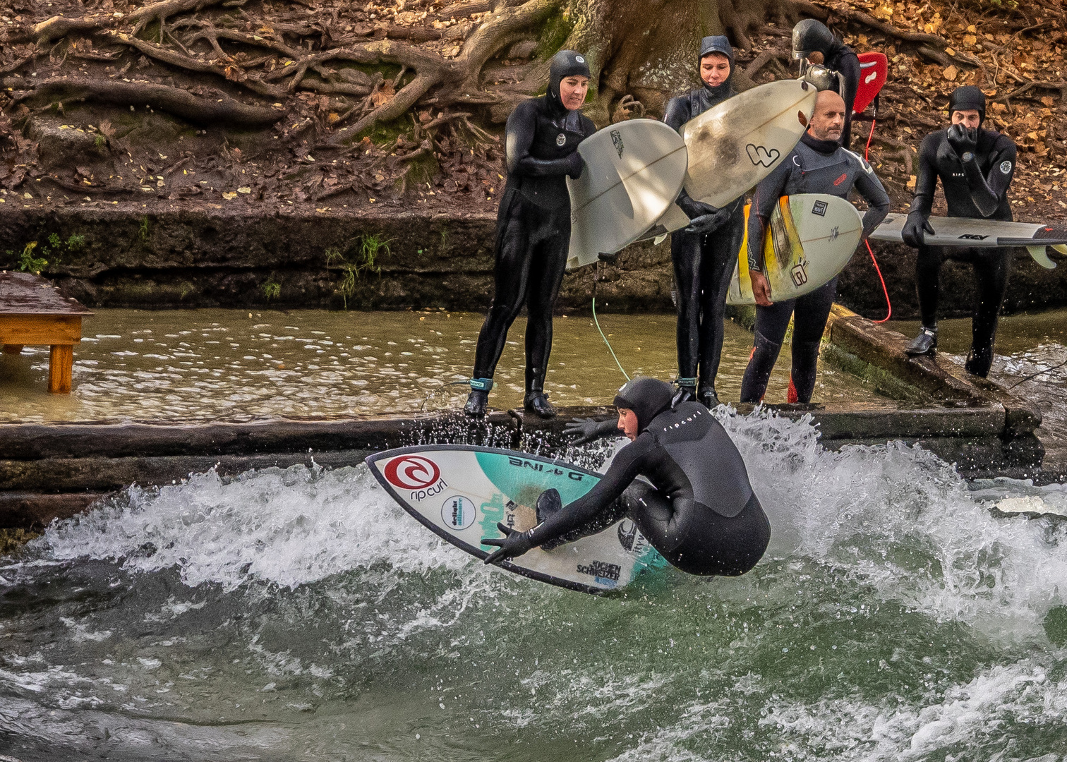 Action in der Eisbachwelle mit Janina Zeitler