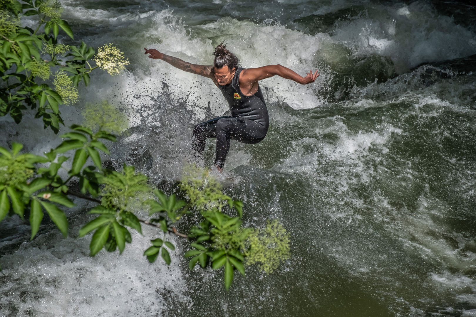 Action in der Eisbachwelle mit John Lizano