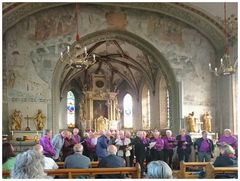 Ad hoc -Singen vor Freunden in der Kirche