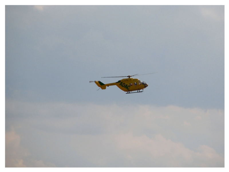 ADAC Hubschrauber beim Landeanflug in Riesa